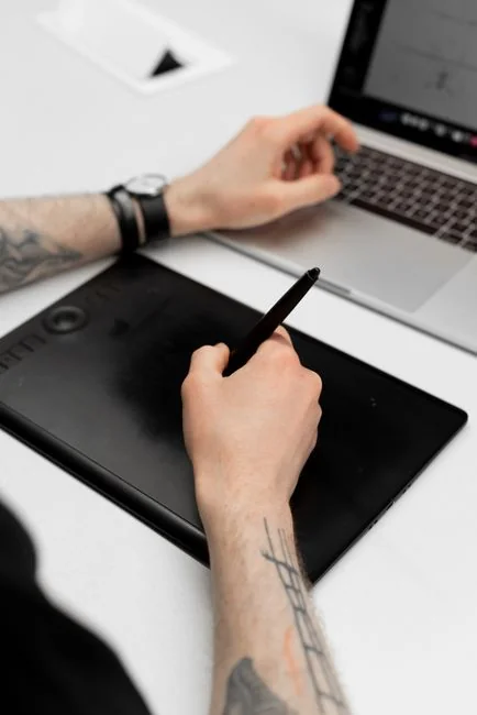 Une tablette affichant un site web financier, à côté d’un clavier et d’une souris blancs. Parfait pour des images d’archives sur le thème de la technologie.